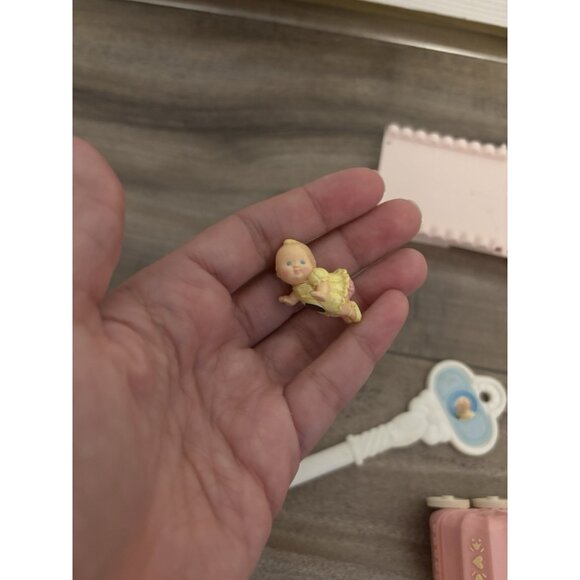 Vintage 1988 Fisher Price #5204 Precious Places Baby Amanda, Complete - Picture 4 of 5